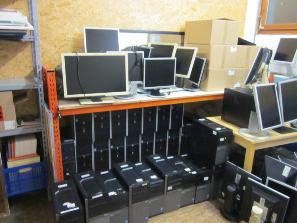 Raum mit zusammengestellten Computergeräten zur Aufbereitung